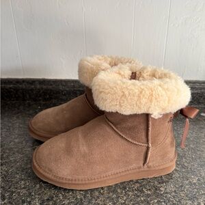 BearPaw Tan Women’s Boots with Cream Fur
